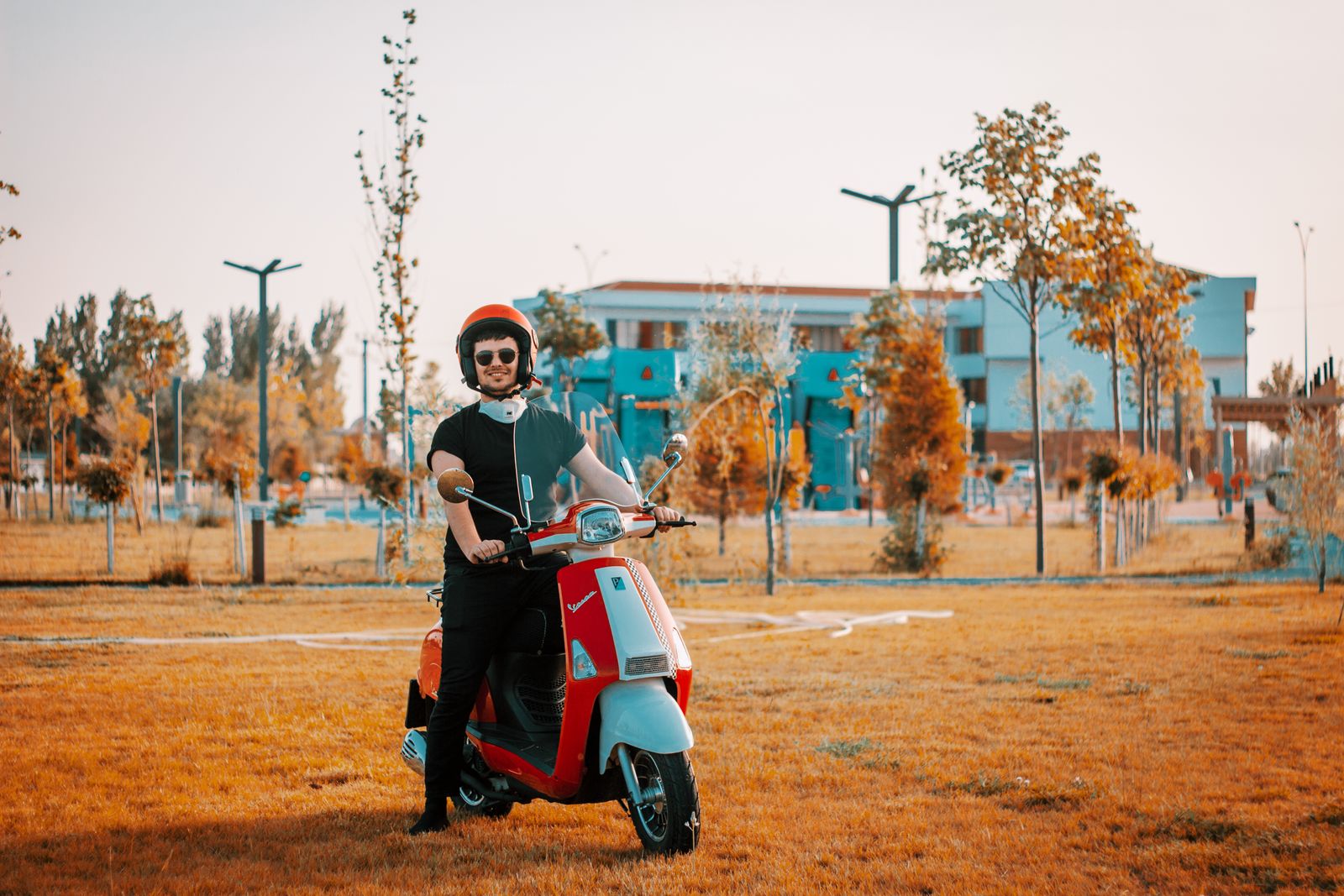 Mopedfahrer mit Helm