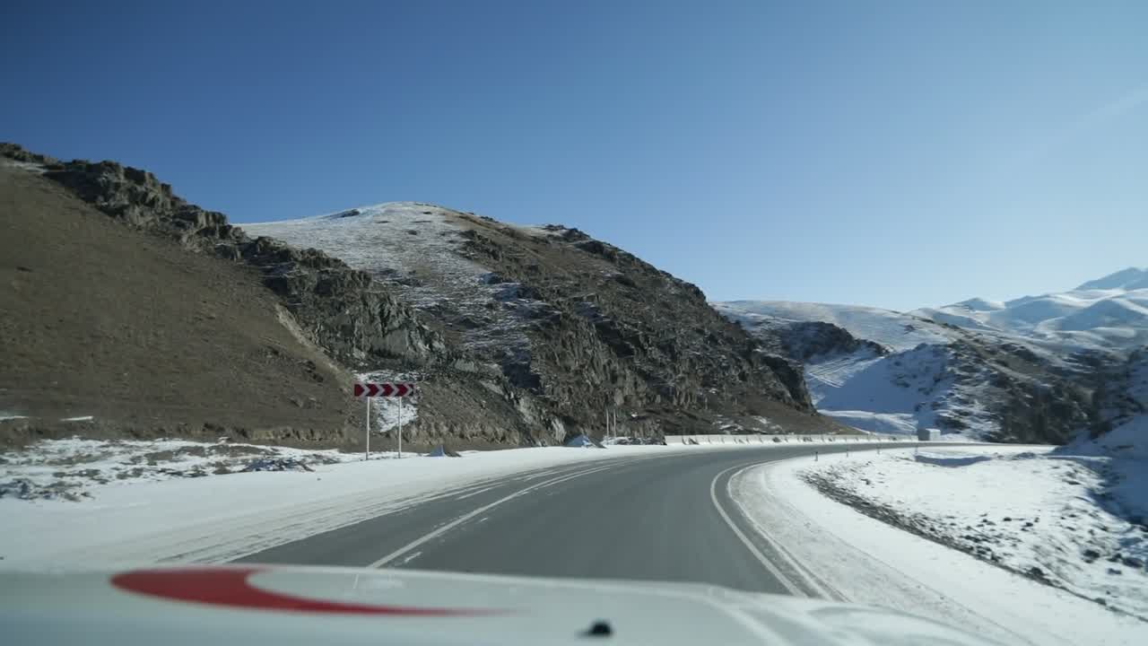 Fahrt über eine Bergstraße aus der Fahrerperspektive